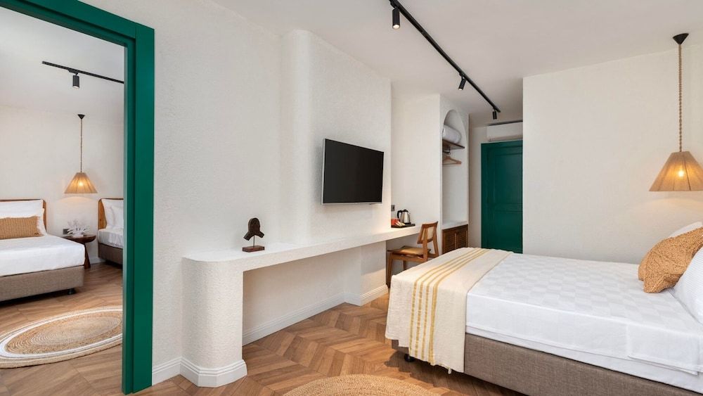 undefined Azuu Hotel 4