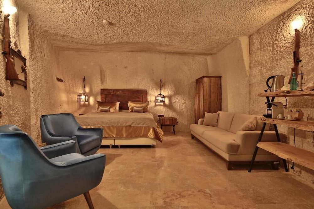 undefined The Owl Cave Hotel 3
