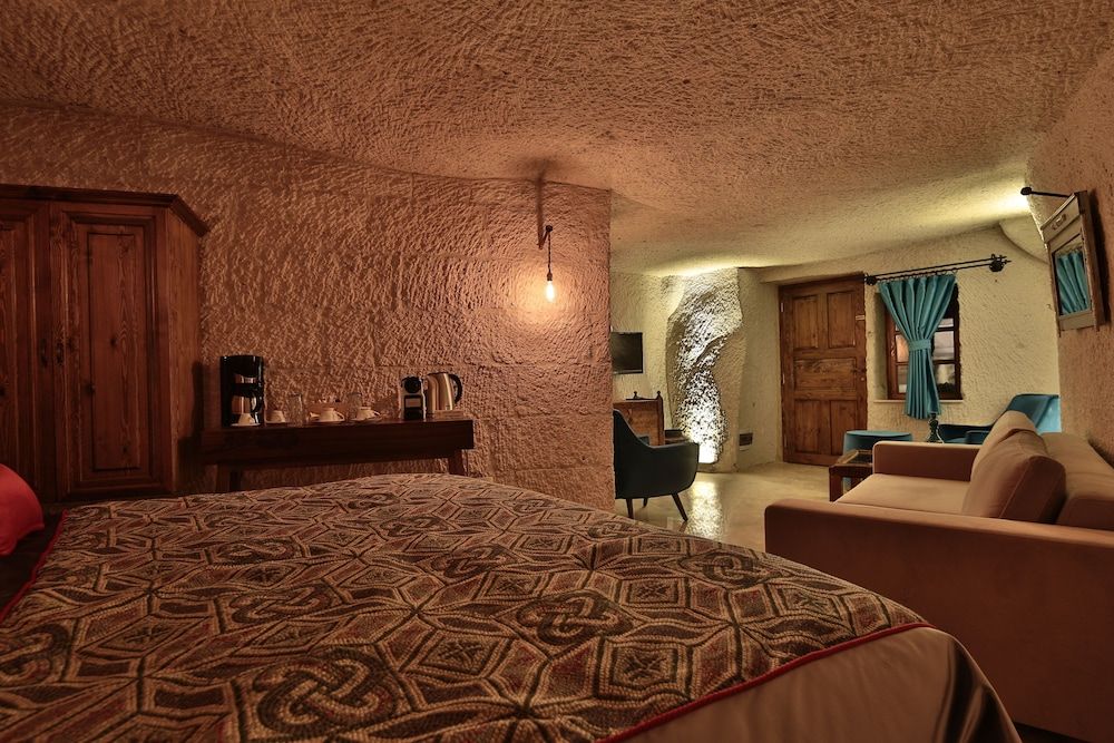 undefined The Owl Cave Hotel 2