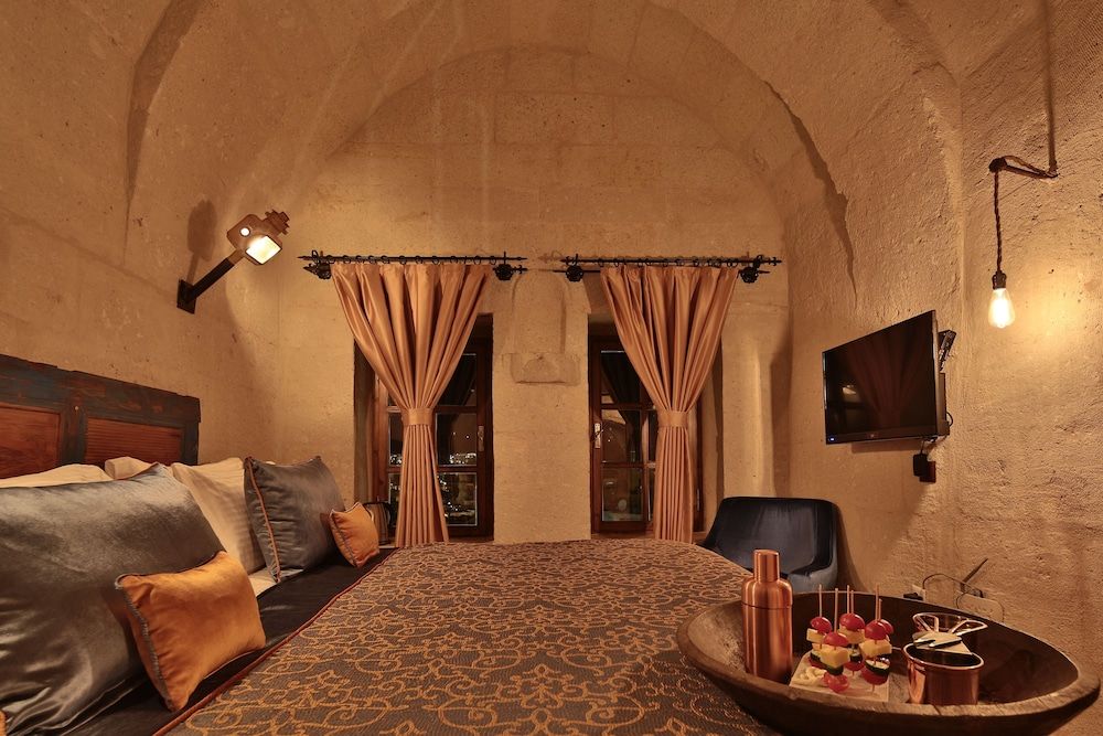 The Owl Cave Hotel Deluxe Room, 1 King Bed 3
