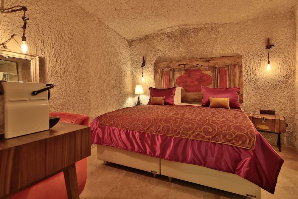 undefined The Owl Cave Hotel 4