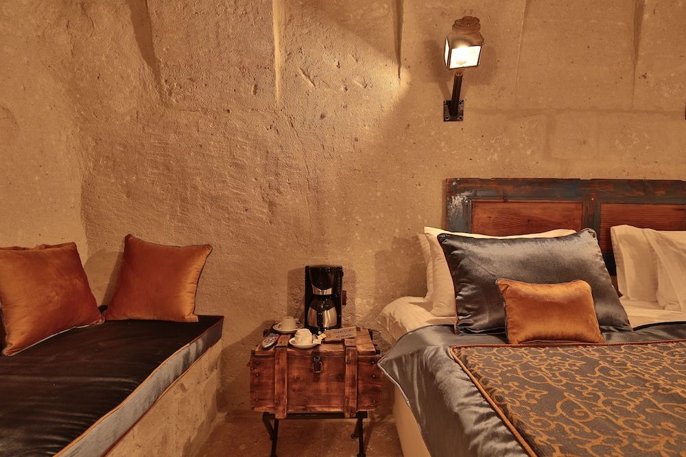 The Owl Cave Hotel Deluxe Room, 1 King Bed 5