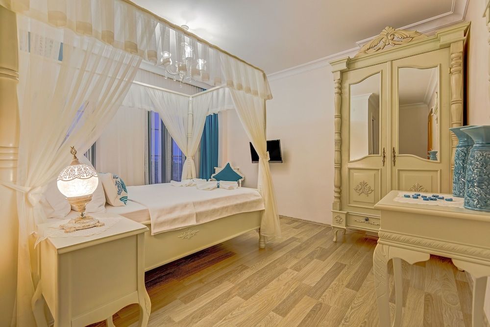 Cunda Esen Otel Ust Kat Cibinlikli Odalar 6