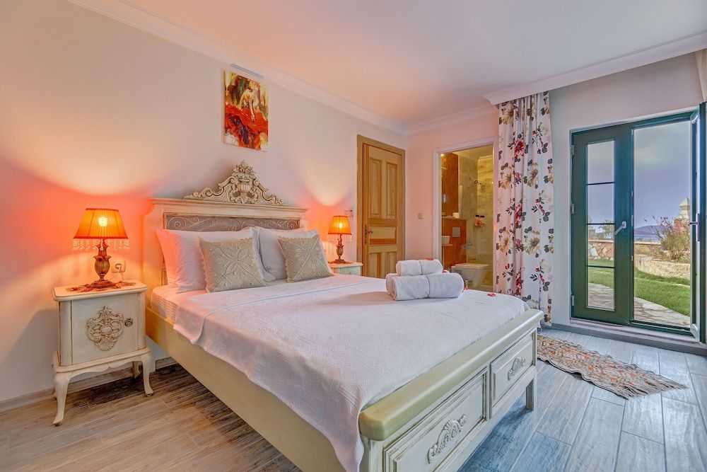 Cunda Esen Otel Bahce Kati Odalar 8