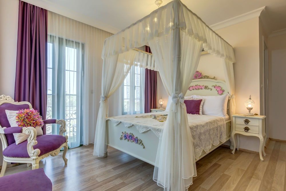 Cunda Esen Otel Ust Kat Cibinlikli Odalar 2