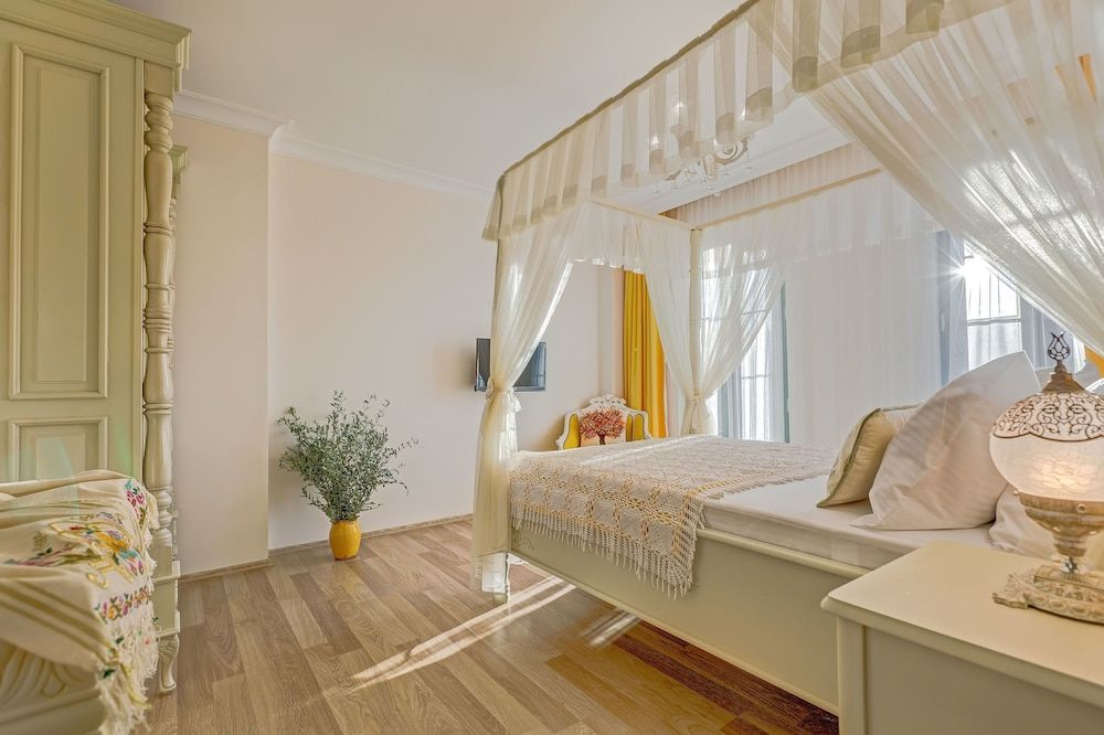 Cunda Esen Otel Ust Kat Cibinlikli Odalar 5