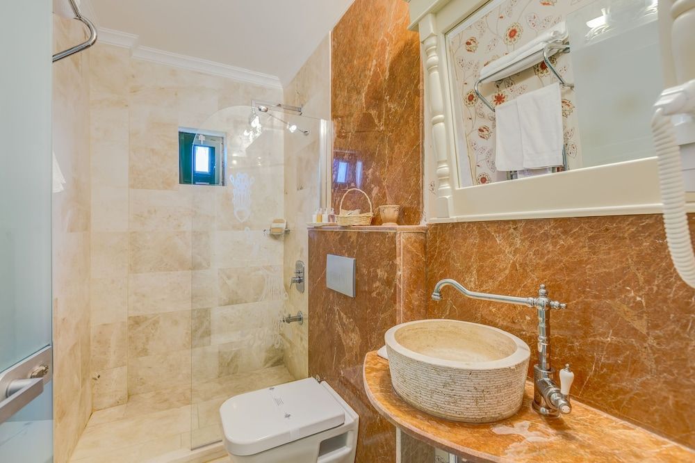 Cunda Esen Otel Bahce Kati Odalar 12