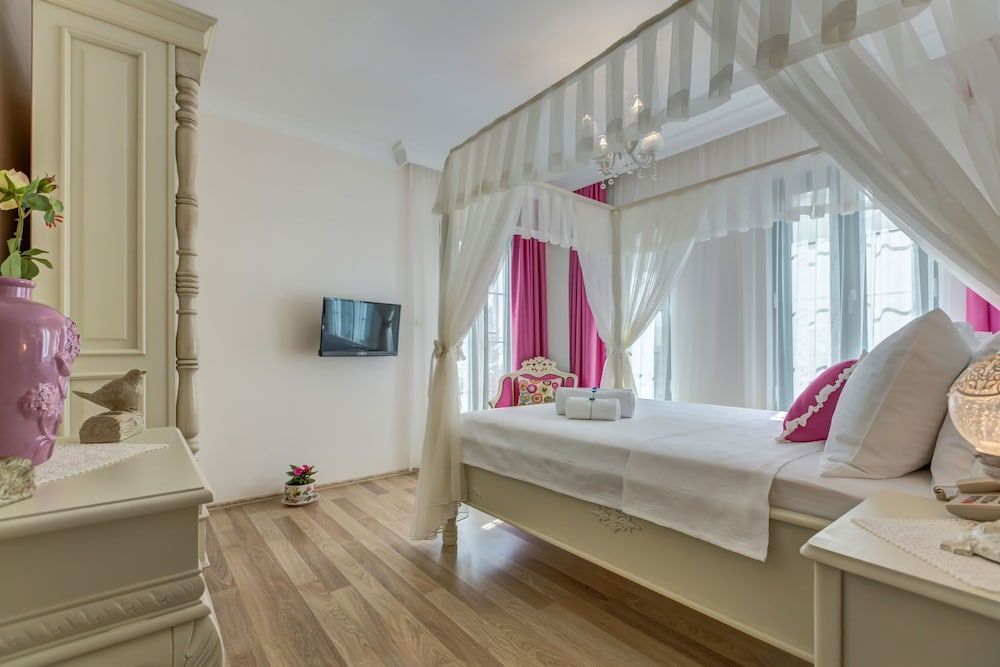 Cunda Esen Otel Ust Kat Cibinlikli Odalar 11