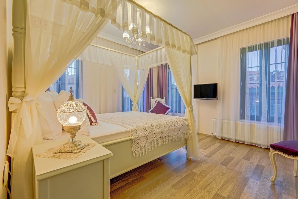 Cunda Esen Otel Ust Kat Cibinlikli Odalar 9