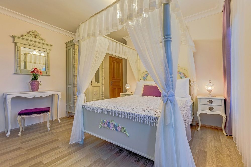 Cunda Esen Otel Ust Kat Cibinlikli Odalar 12
