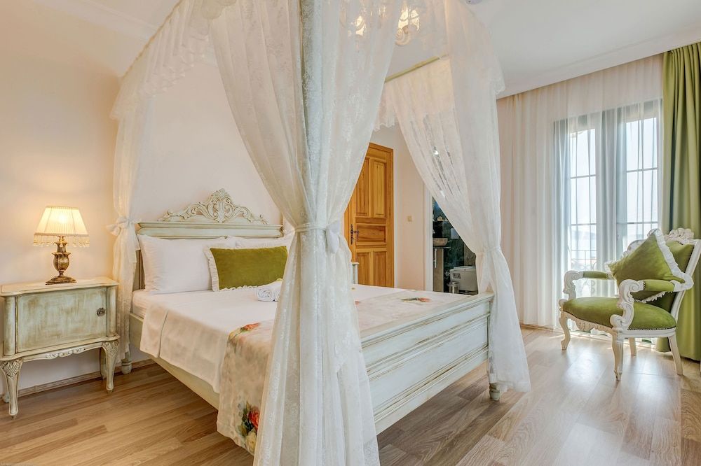Cunda Esen Otel Ust Kat Cibinlikli Odalar 7