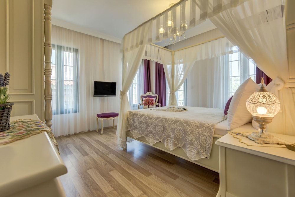 Cunda Esen Otel Ust Kat Cibinlikli Odalar 4