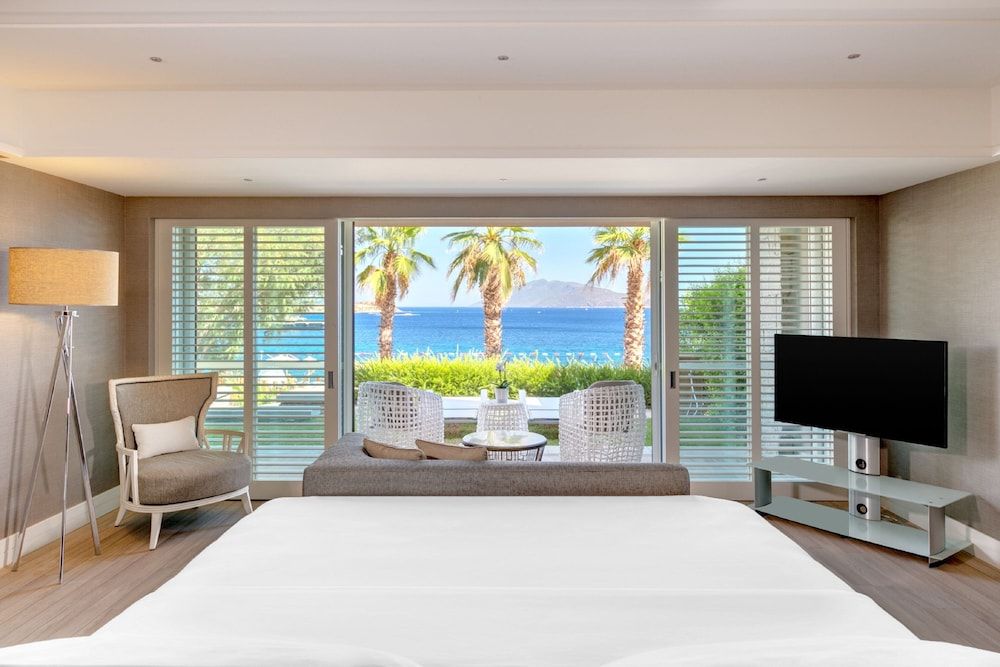 Deluxe Suite, 1 King Bed, Non Smoking, Beachfront