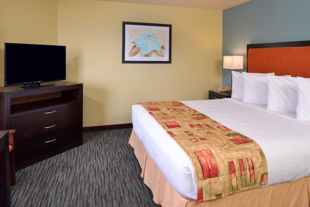 Bay View Inn Deluxe Room, 1 King Bed 6