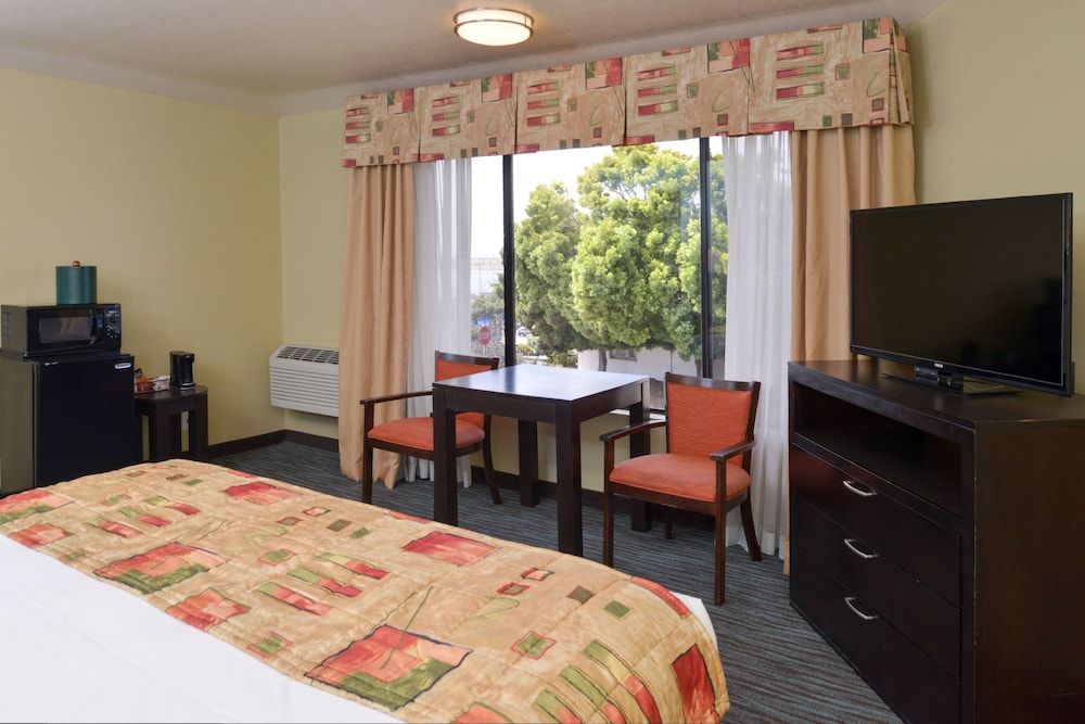 Bay View Inn Deluxe Room, 1 King Bed 7