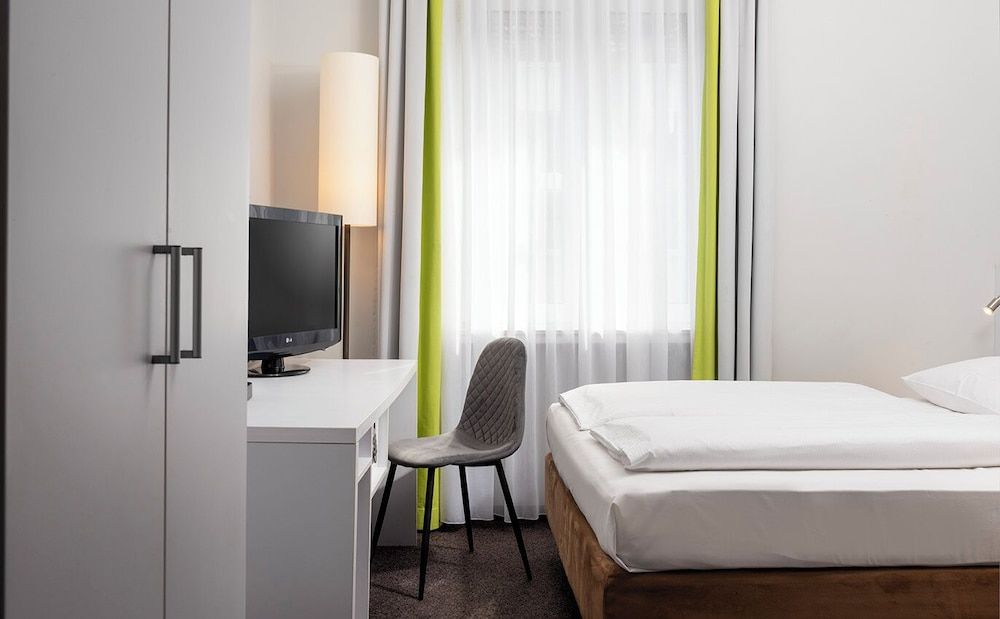Wyndham Garden Düsseldorf City Centre Königsallee Standard Double Room 5