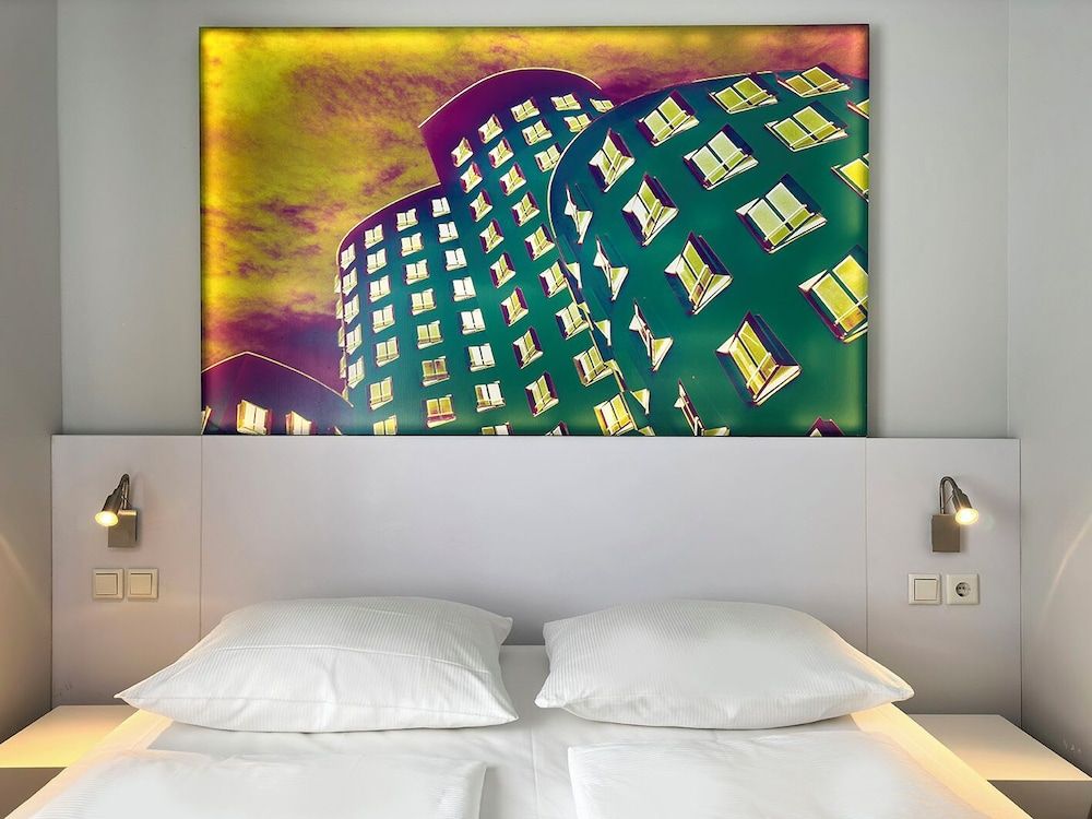 Wyndham Garden Düsseldorf City Centre Königsallee Standard Double Room 3