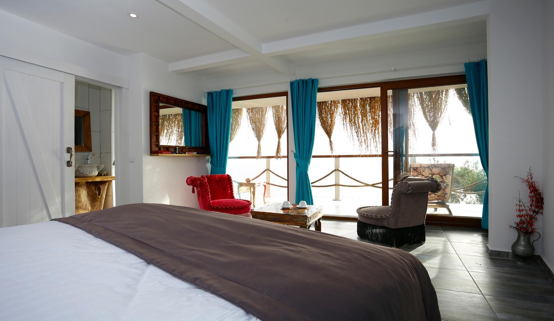 Honeymoon Suite