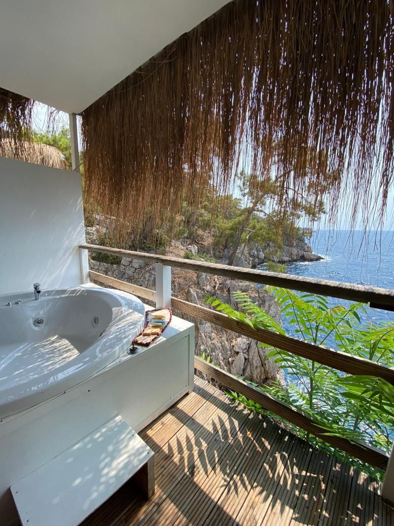 Honeymoon Suite
