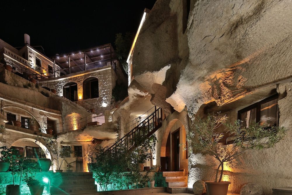 undefined Shoestring Cave House 8