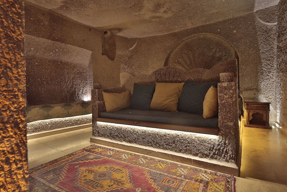 undefined Shoestring Cave House 2