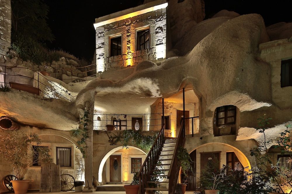 undefined Shoestring Cave House 7
