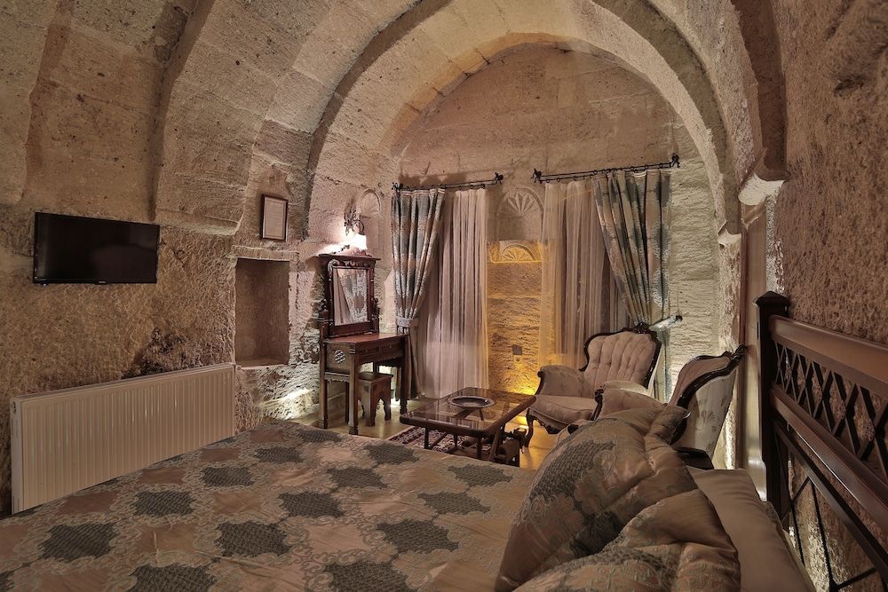 undefined Shoestring Cave House