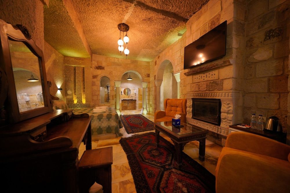 undefined Shoestring Cave House 3