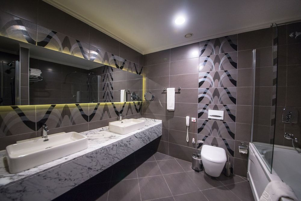 Hilly Hotel Family Double or Twin Room 8