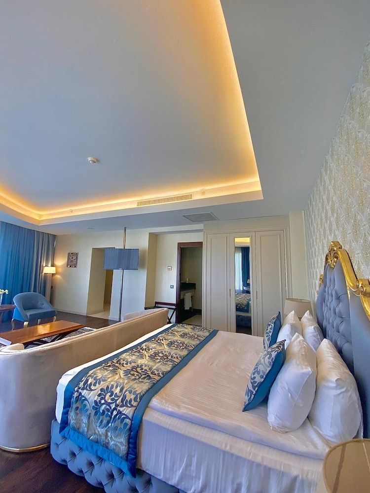 Morrian Hotel Junior Suite, 1 King Bed with Sofa bed, City View 6