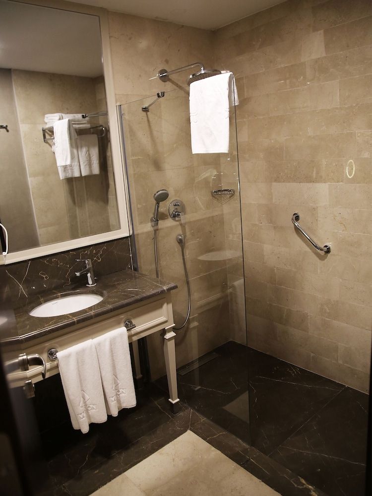 Morrian Hotel Standard Triple Room 3