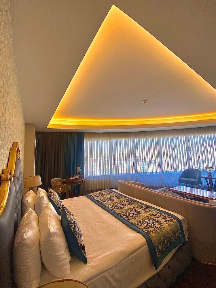 Morrian Hotel Junior Suite, 1 King Bed with Sofa bed, City View 5