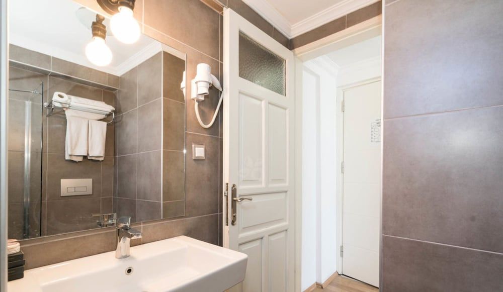 Yunus Hotel Standard Room 6