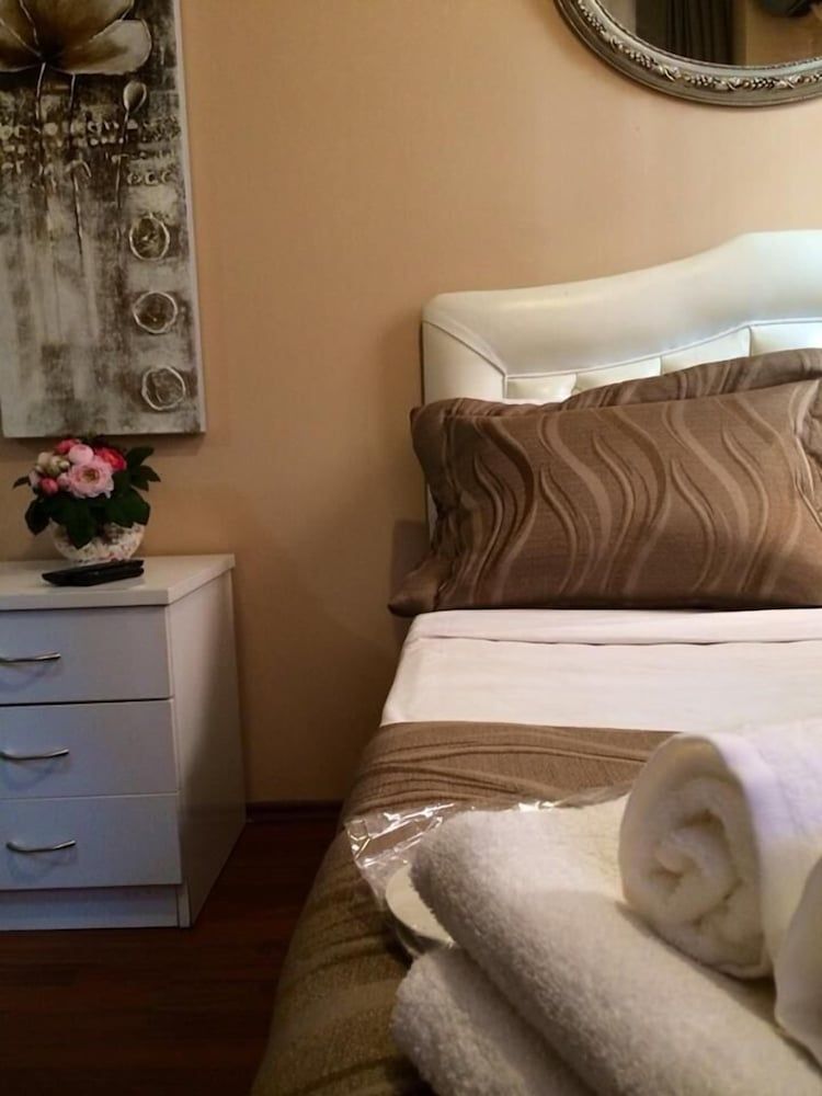 undefined Rose Rooms Apart 4