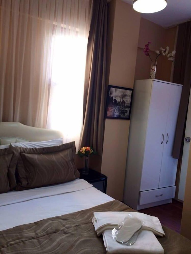 undefined Rose Rooms Apart 10