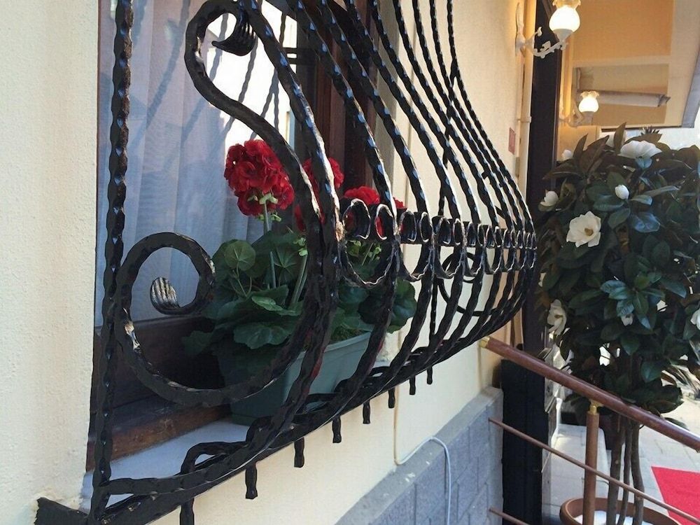 undefined Rose Rooms Apart 6