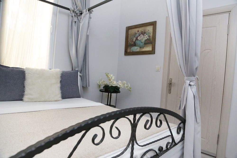 undefined Ditto Flats 8