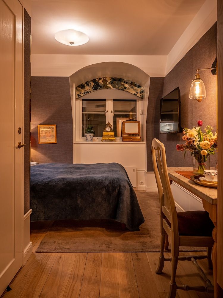 Victory Hotel Captains Small Double Room 5