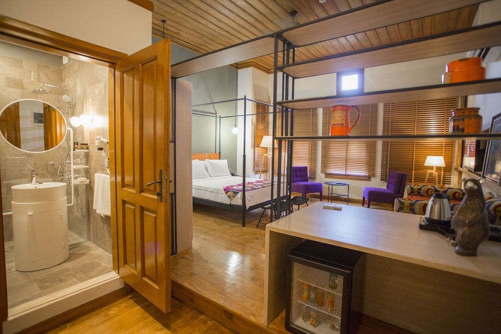 Charme Hotel Deluxe Room (DLX8) 3