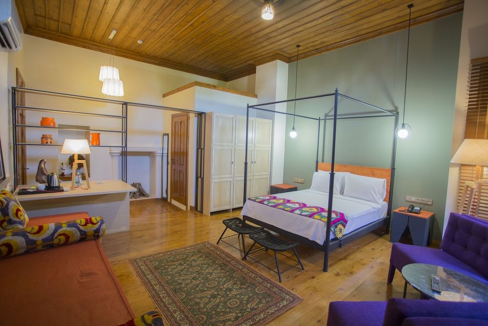 Charme Hotel Deluxe Room (DLX8) 2