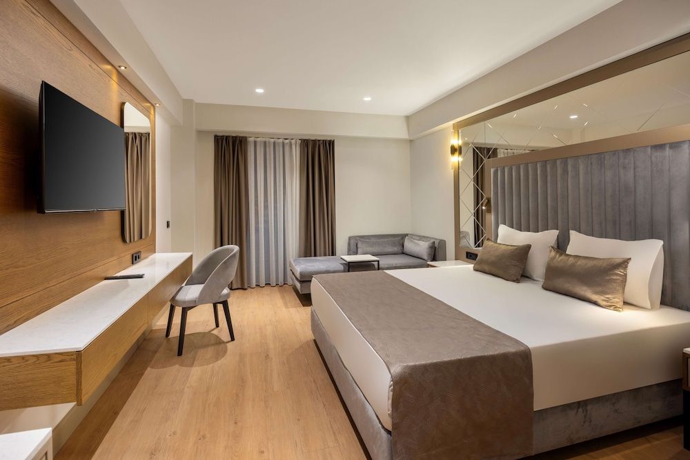 DOBEDAN BEACH RESORT COMFORT Standard Room, Sea View 3