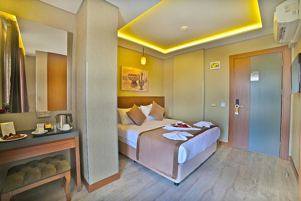 undefined Corner Hotel 9