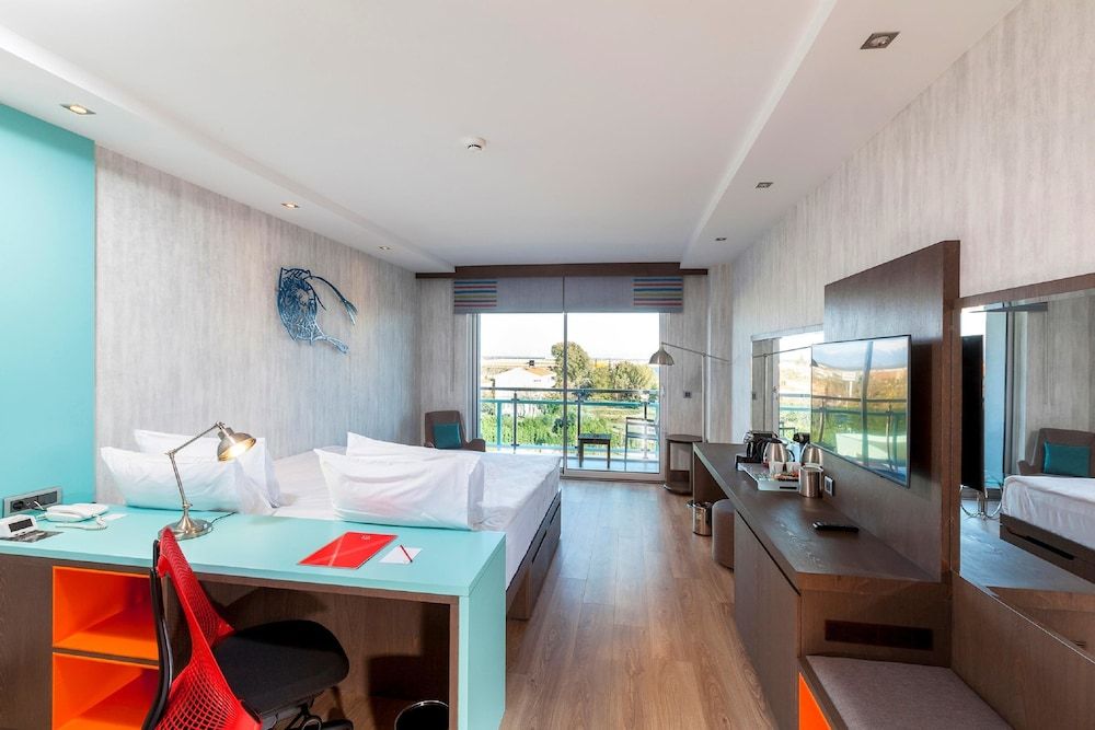 Suite, 1 Queen Bed, Non Smoking, Balcony