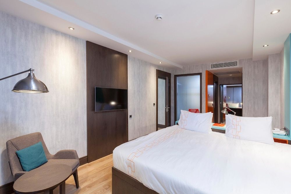 Standard Room, 1 Queen Bed, Non Smoking, Balcony