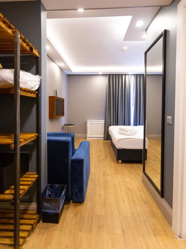 Alan Suites Deluxe Room 2