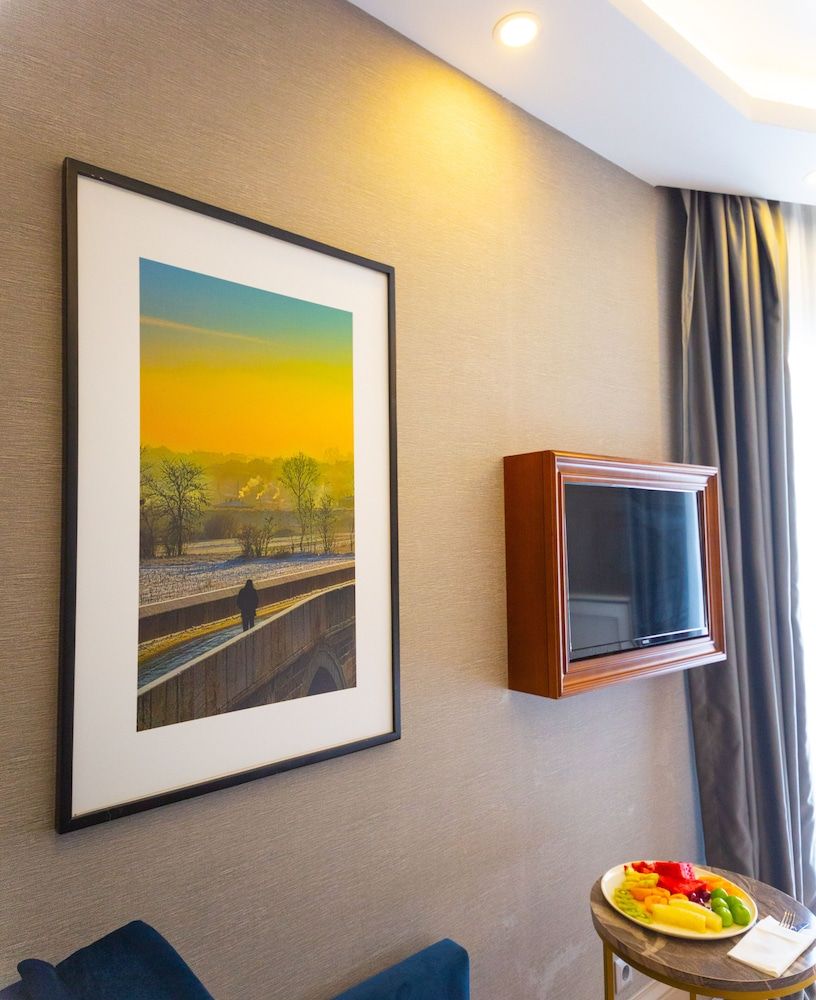 Alan Suites Deluxe Room 8