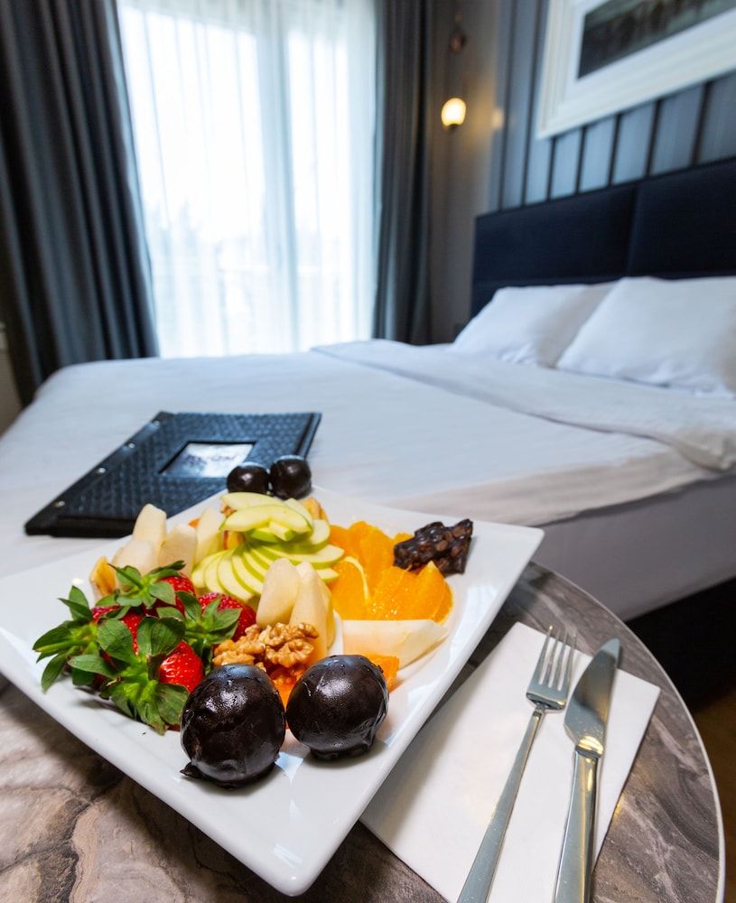 Alan Suites Deluxe Room 3