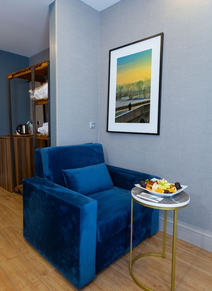 Alan Suites Deluxe Room 5