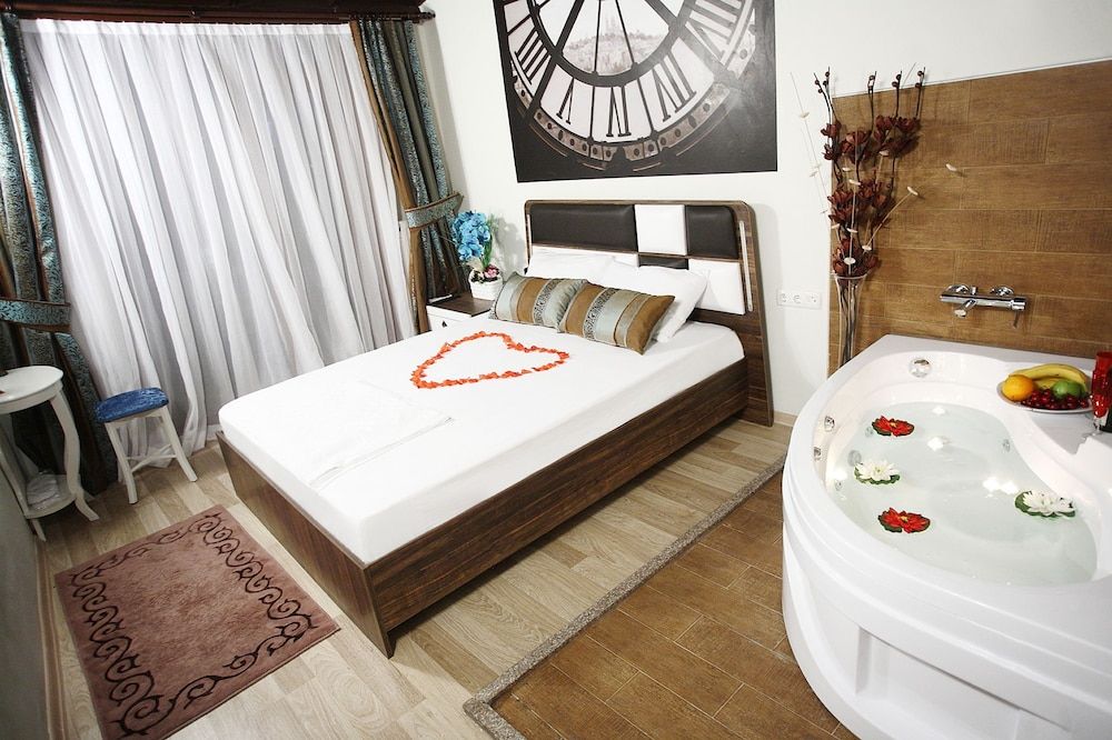 Balance Hotel Taksim Deluxe Suite, 1 Bedroom, Jetted Tub 3