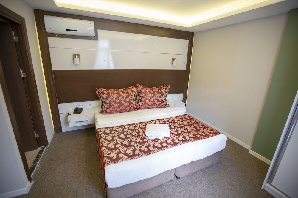 undefined Royal Life Exclusive 3